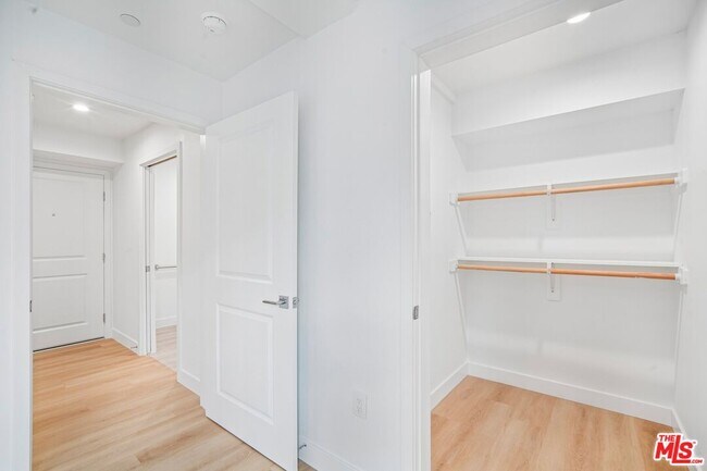 Building Photo - 3221 W 71st St