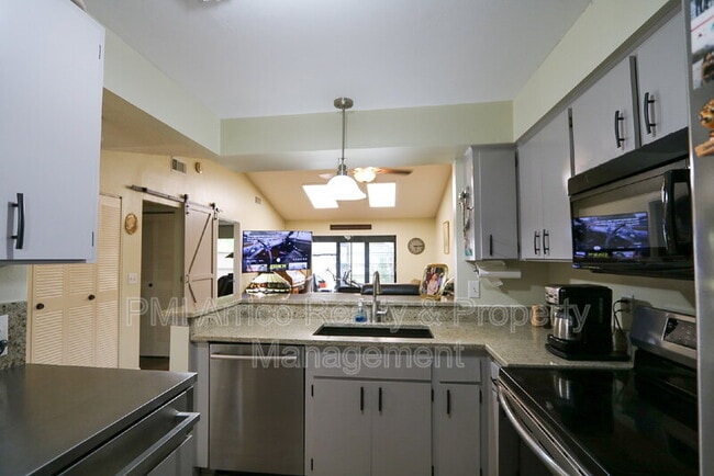 Building Photo - 323 Knottwood Ct