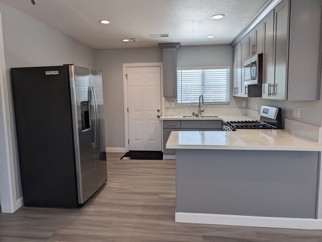 Spacious kitchen - 424 W Francis St