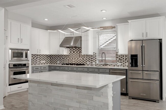 Building Photo - 83 E French Oaks Cir
