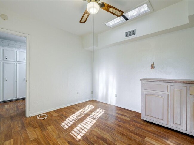 Building Photo - Enjoy stunning Catalina Mountain views fro...
