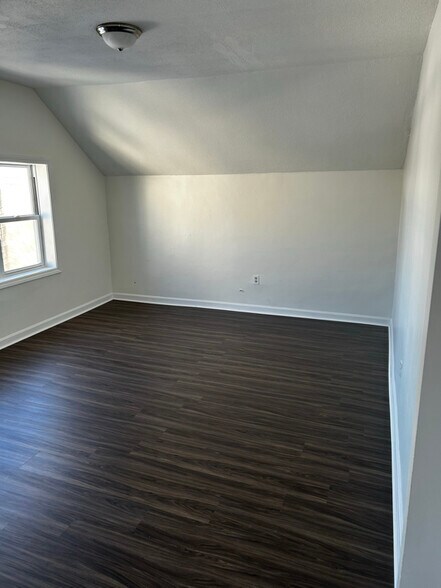 Building Photo - 533 Middle St