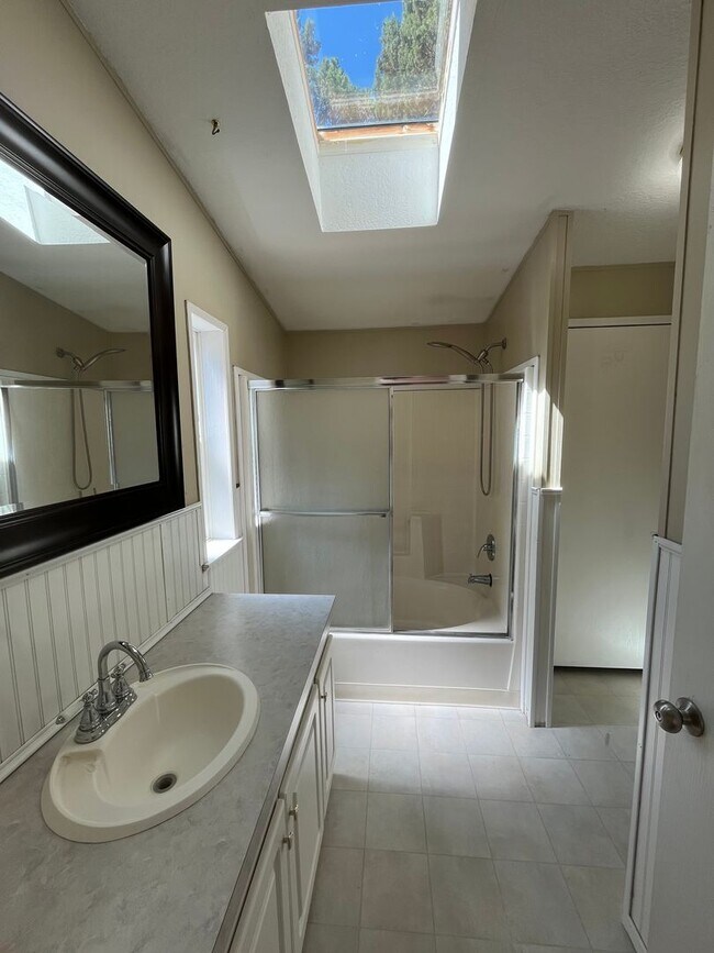 Building Photo - Country 3-bdr/2-bath with huge yard in Crooked River Ranch!