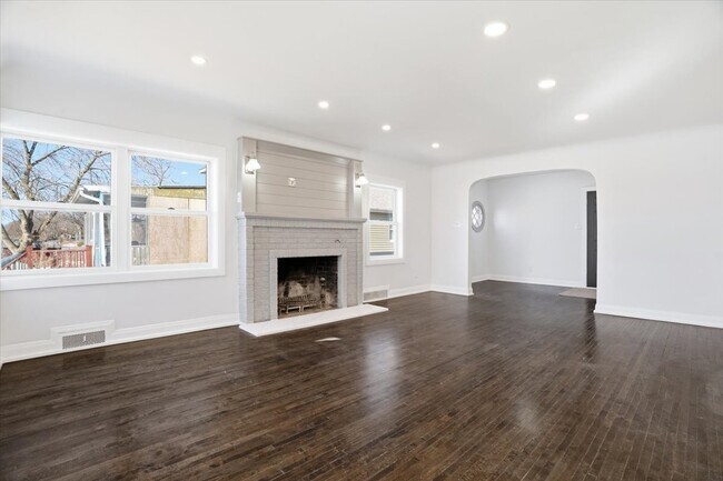 Building Photo - 297 E Lakeview Ave