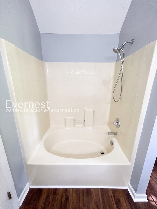 Building Photo - 3-Bed/2-Bath Home with Attached Garage/ Available Now!
