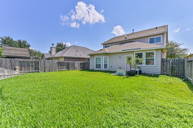 Building Photo - 2411 Lakecrest Town Dr