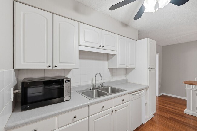 Building Photo - Quiet neighborhood, Centrally located, 3 bedroom 2 bath home in NW