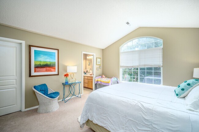 Building Photo - Large 3 Bed, 2.5 Bath Home in McMinnville-...