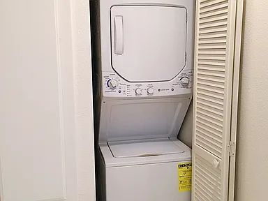 Building Photo - Welcome home to this bright, spacious, top-floor unit in a highly desirable community