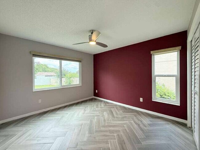 Building Photo - 1347 Overland Dr