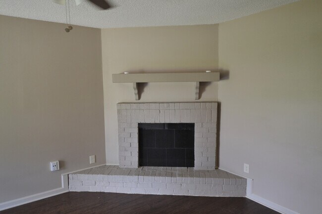 Building Photo - Charming 3 bedroom Duplex Conveniently Loc...