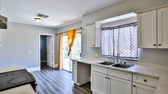 Building Photo - Fully REMODELED 3bed 2bath SFR. Great loca...