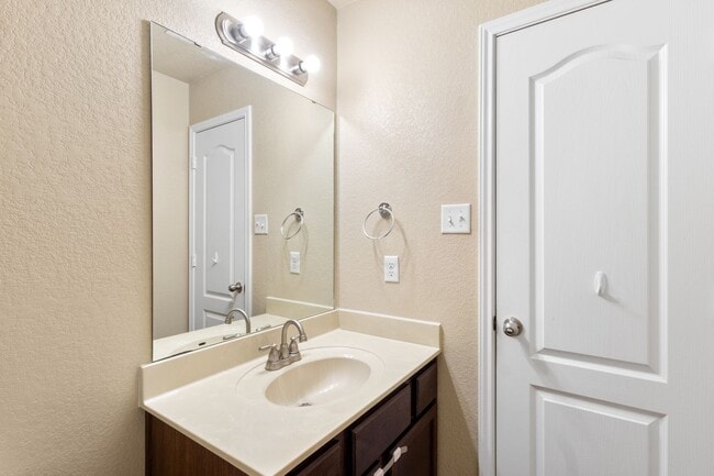 Building Photo - 207 Black Walnut Ct