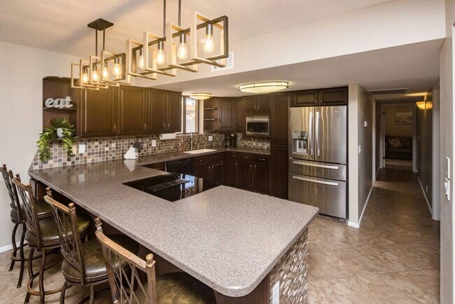 Building Photo - 4 Bedroom Pool Home Located Downtown