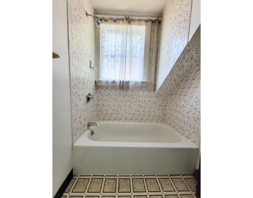 Building Photo - 33 Oak St