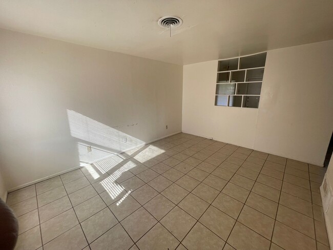 Building Photo - 3 bedroom, 1 bath