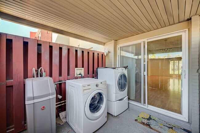 Building Photo - Beautiful 2 Bedroom Townhome in Guard-Gated Community – Prime Location!