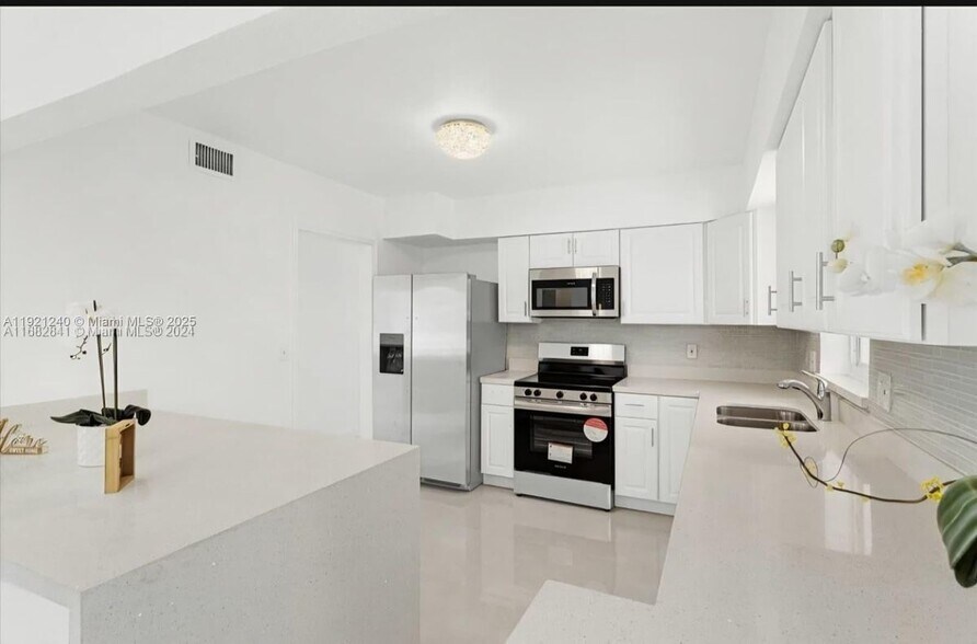 Building Photo - 7160 SW 5th Ct