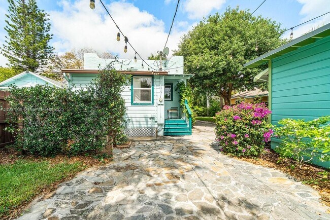 Building Photo - 416 S L St