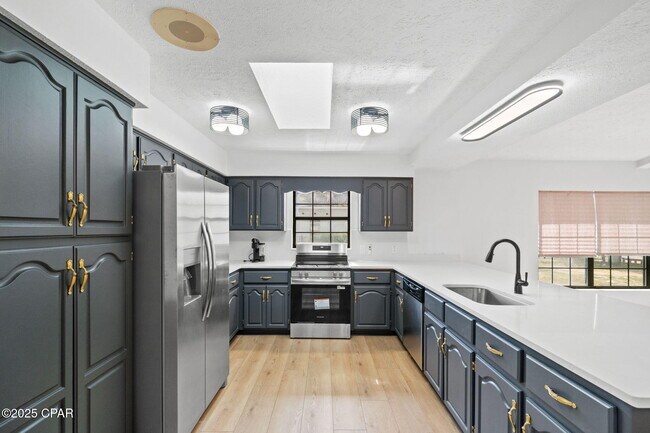 Building Photo - 224 E Lakeshore Dr