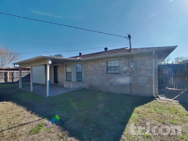 Building Photo - 820 Oak Grove Ln