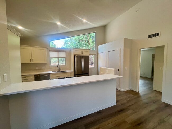 Building Photo - Unfurnished, 1-year long-term rental, Procure Only