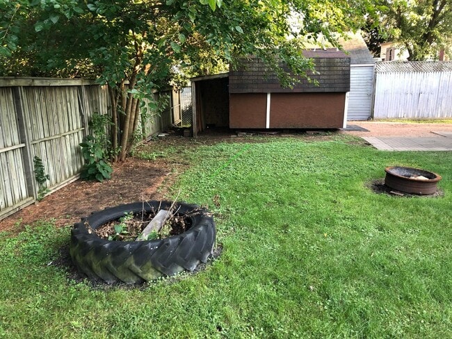 Building Photo - Available January 15th - 2 Bedroom, 1 Bathroom Single Family Home