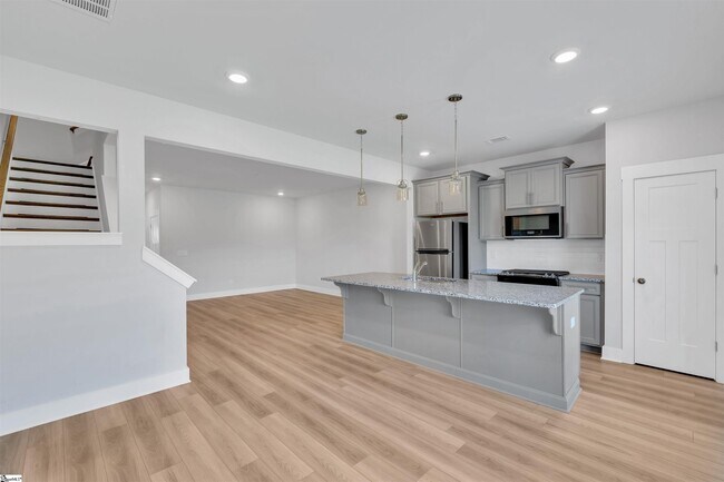 Building Photo - 46 Mardale Ln