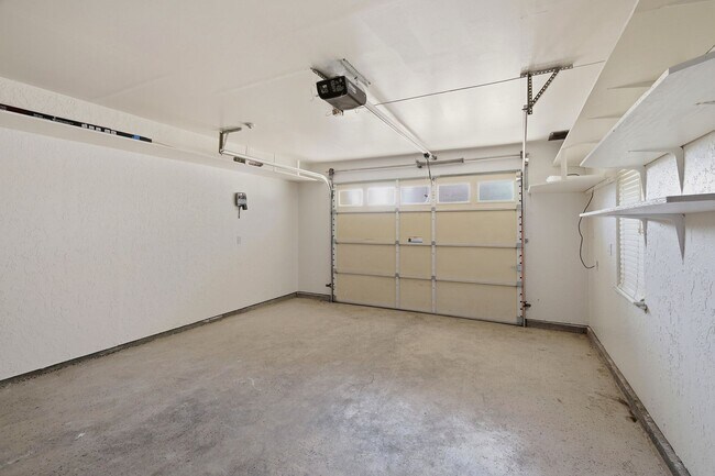 Building Photo - Great Townhome with Attached Garage!