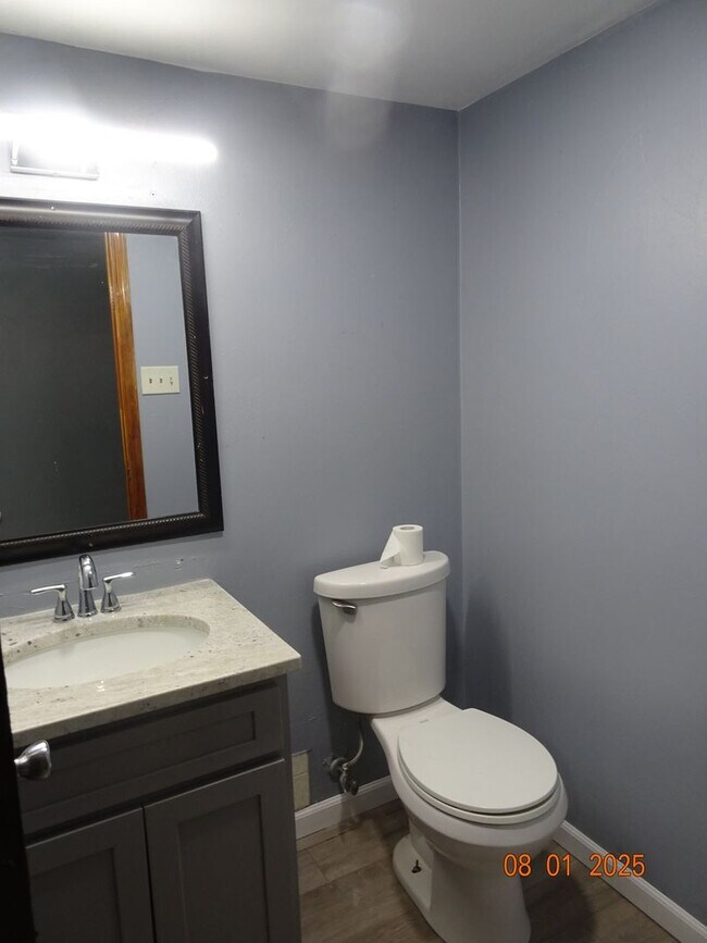 Building Photo - 3 Bedroom, 1.5 Bath Duplex in Hampton for ...