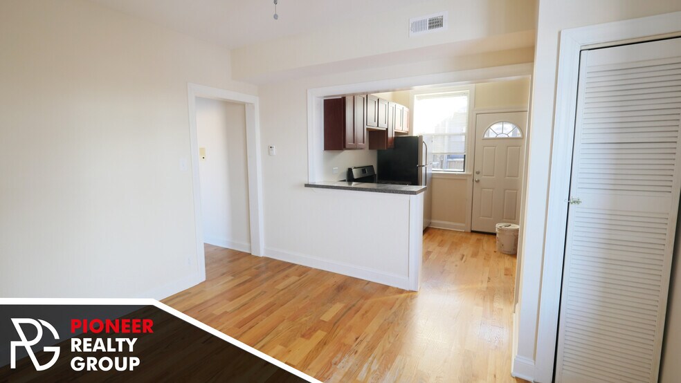 Building Photo - 1446 W Byron St