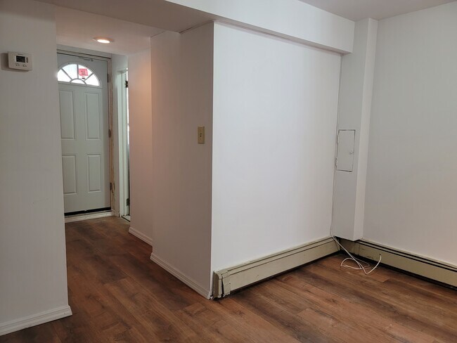 Building Photo - Ground floor apt with backyard