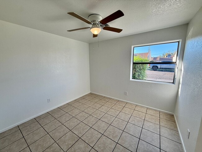 Building Photo - Centrally Located Townhouse