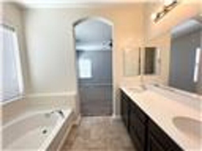 Building Photo - spacious 4 bedroom 2.5 bath home