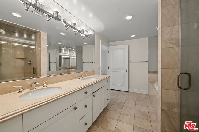 Building Photo - 430 N Oakhurst Dr