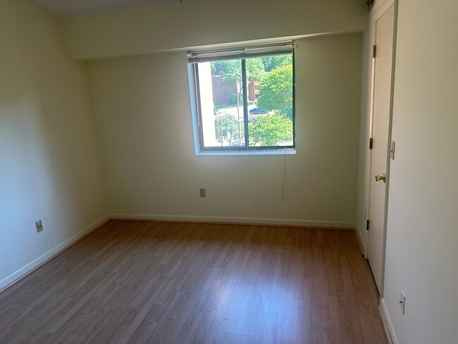 Building Photo - West End Condo--Great Location!