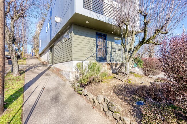 Building Photo - North Portland Recently Renovated Condo