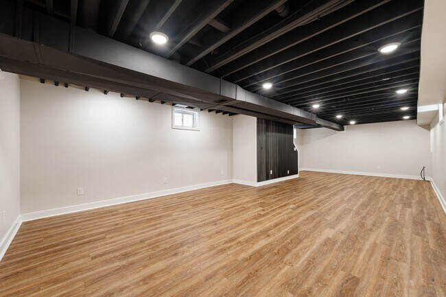 Building Photo - INSANE CLIFTON HOUSE W/FENCED IN YARD AND FINISHED BASEMENT