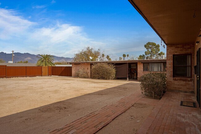 Building Photo - 2230 E Spring St