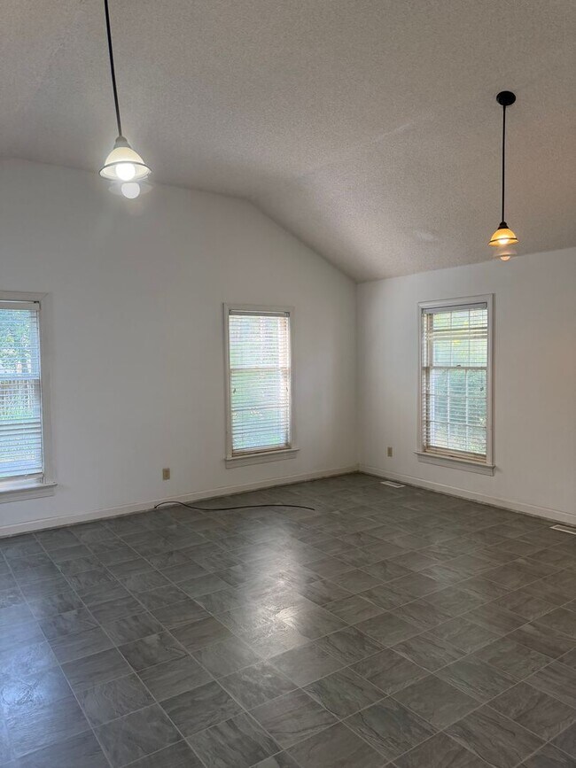 Building Photo - 105 Demille Dr