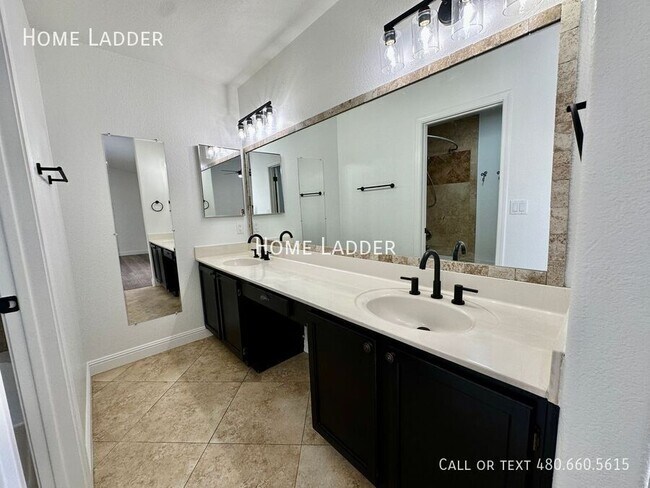 Building Photo - 2640 E Mallory St