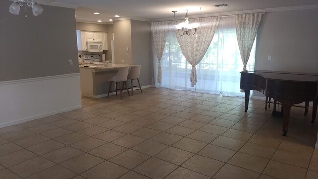 Building Photo - Beautiful 3/2 House in quiet neighborhood