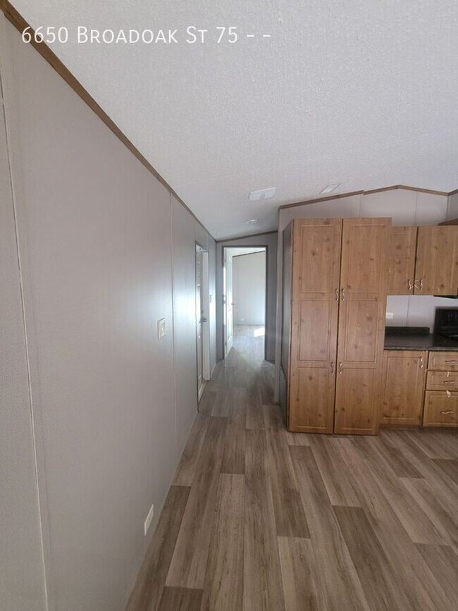 Building Photo - 6650 Broadoak St