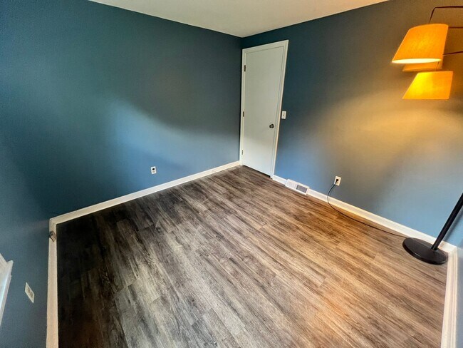 Building Photo - Single Family, Raised Ranch With Many Upda...