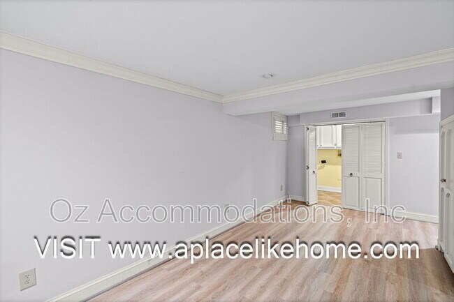 Building Photo - 4300 W 111th Terrace