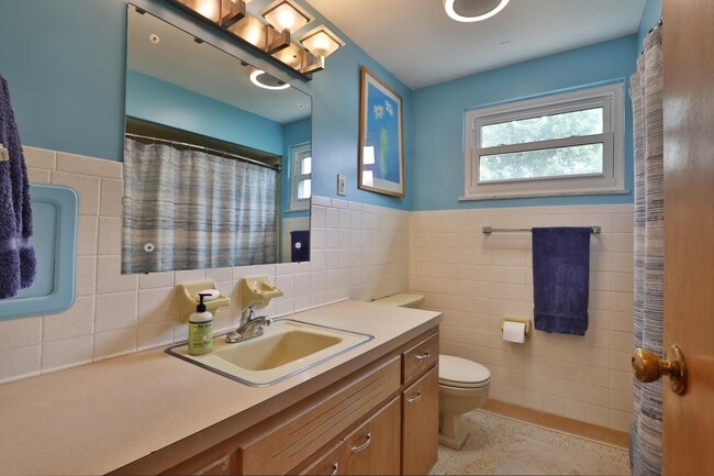 Building Photo - 714 Island Ct