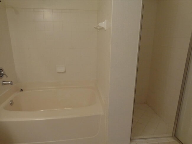 Building Photo - 533 NE 3rd Ave