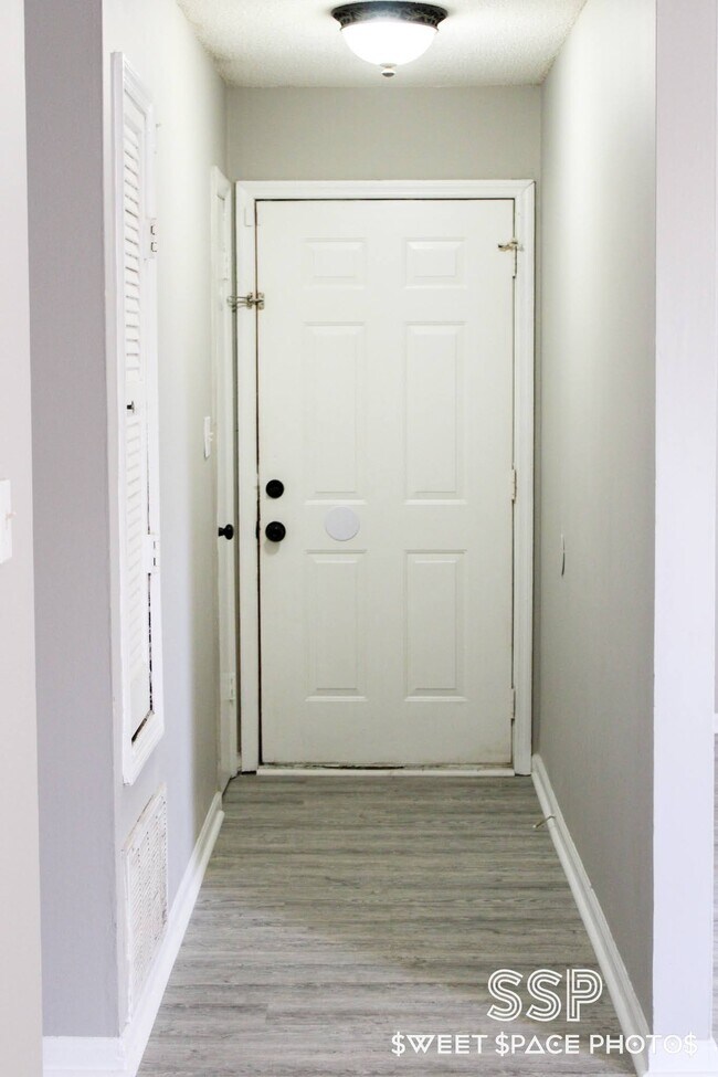 Building Photo - Travis