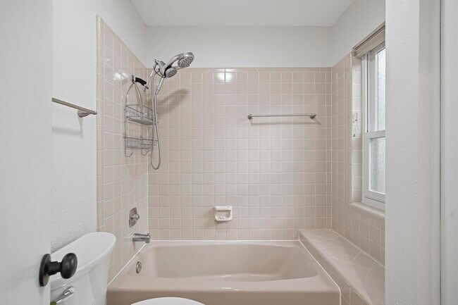 Building Photo - 1906 Hillingway St