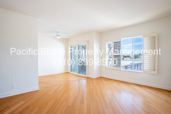 Building Photo - Amazing two bedroom condo, hardwood floors...